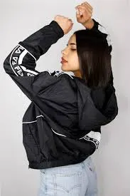 Chaqueta deportiva rompevientos FILA chica Tale Wind Jacket Lobster Ref. 687692 negra