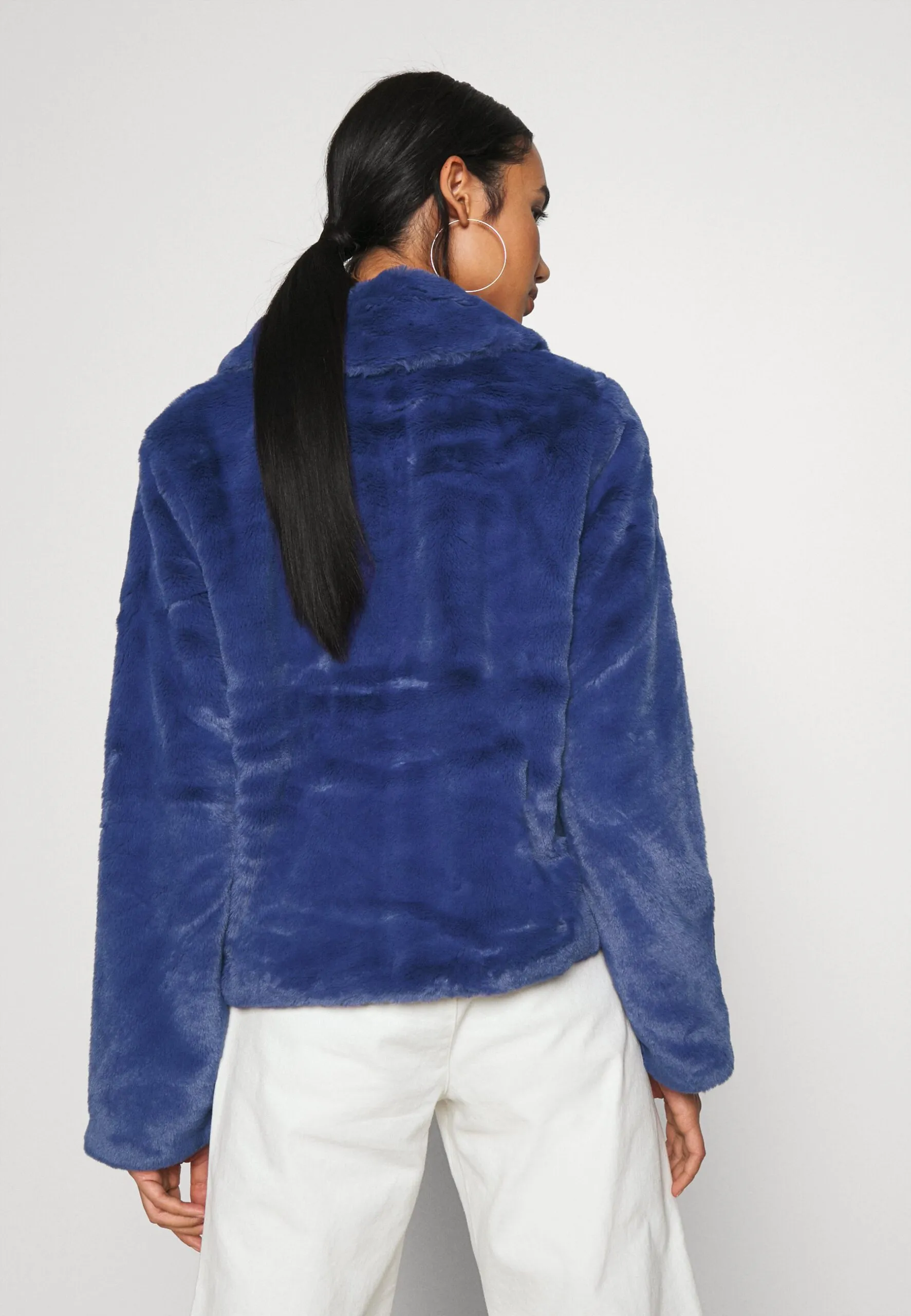 Chaqueta OBEY pelo sintético mujer ICON FAUX FUR JACKET blue Ref. 221800334 grape/azul