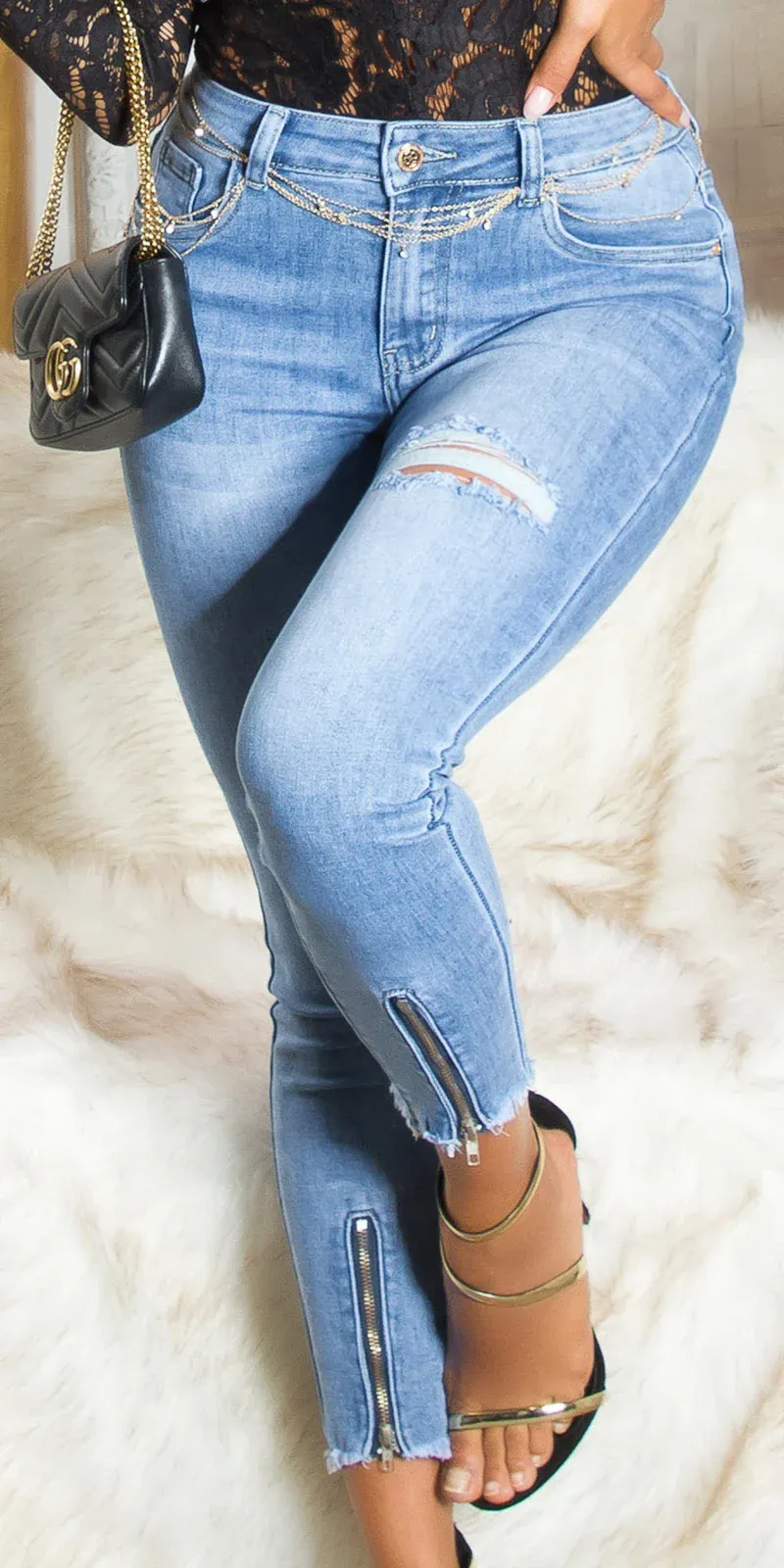 Jeans azul skinny y cremallera en bajo