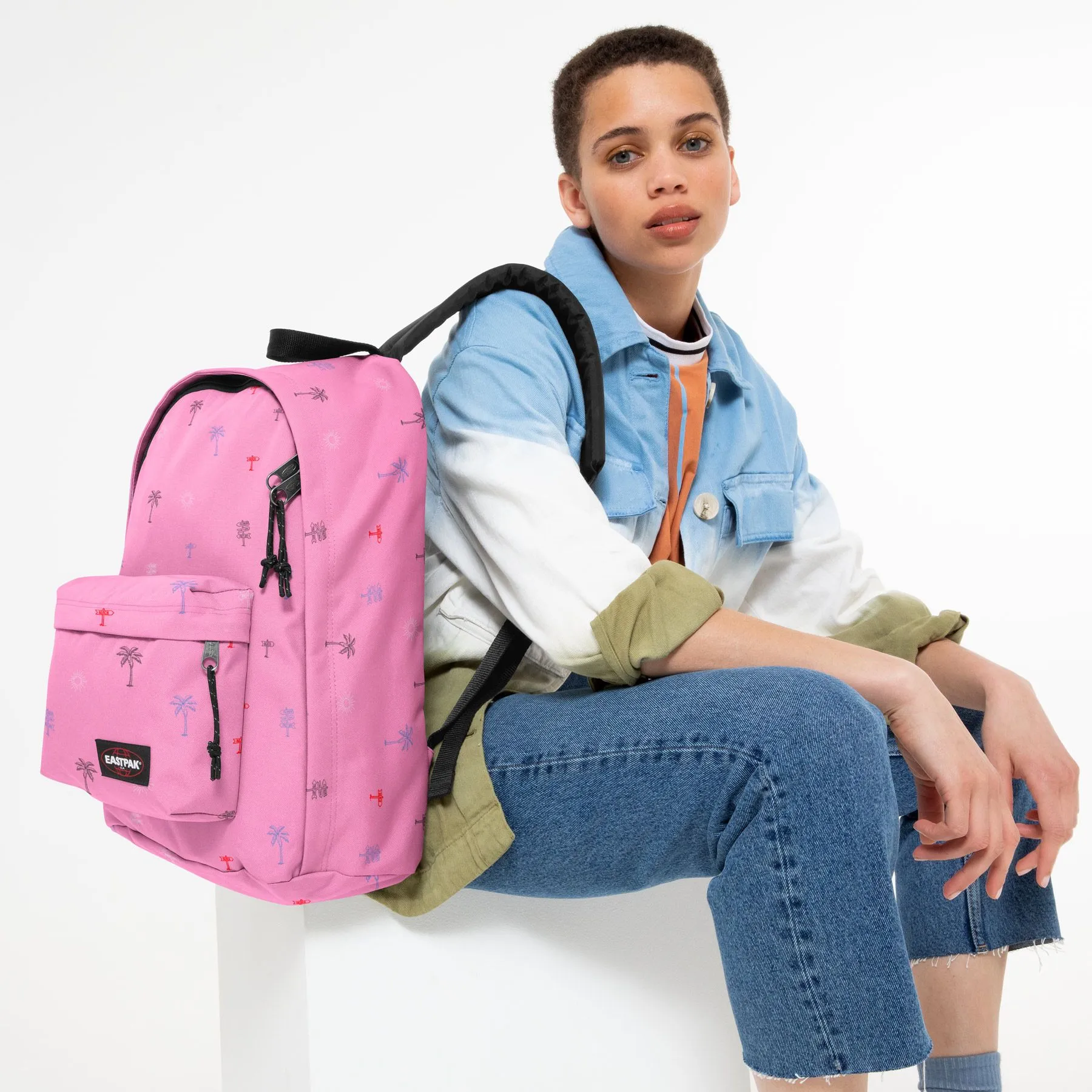 MOCHILA EASTPAK Out Of Office 27 litros con bolsillo ordenador EK767O22 Icons Pink rosa toque tropical