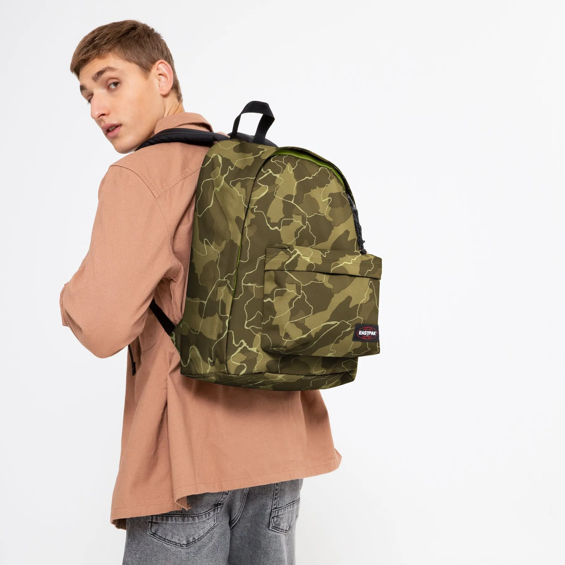 MOCHILA EASTPAK Out Of Office 27 litros con bolsillo ordenador EK767O50 Camouflash Khak camuflaje verde