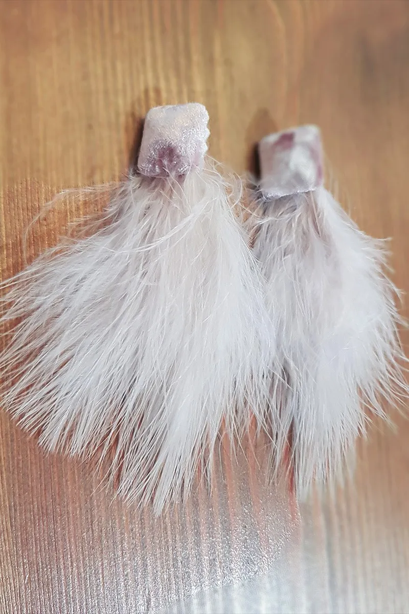 Pendientes terciopelo rosa y plumas blancas