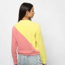 Sudadera FILA chica cuello redondo BANJI CROPPED CREW SWEAT Ref. 687491 rosa palo y amarilla