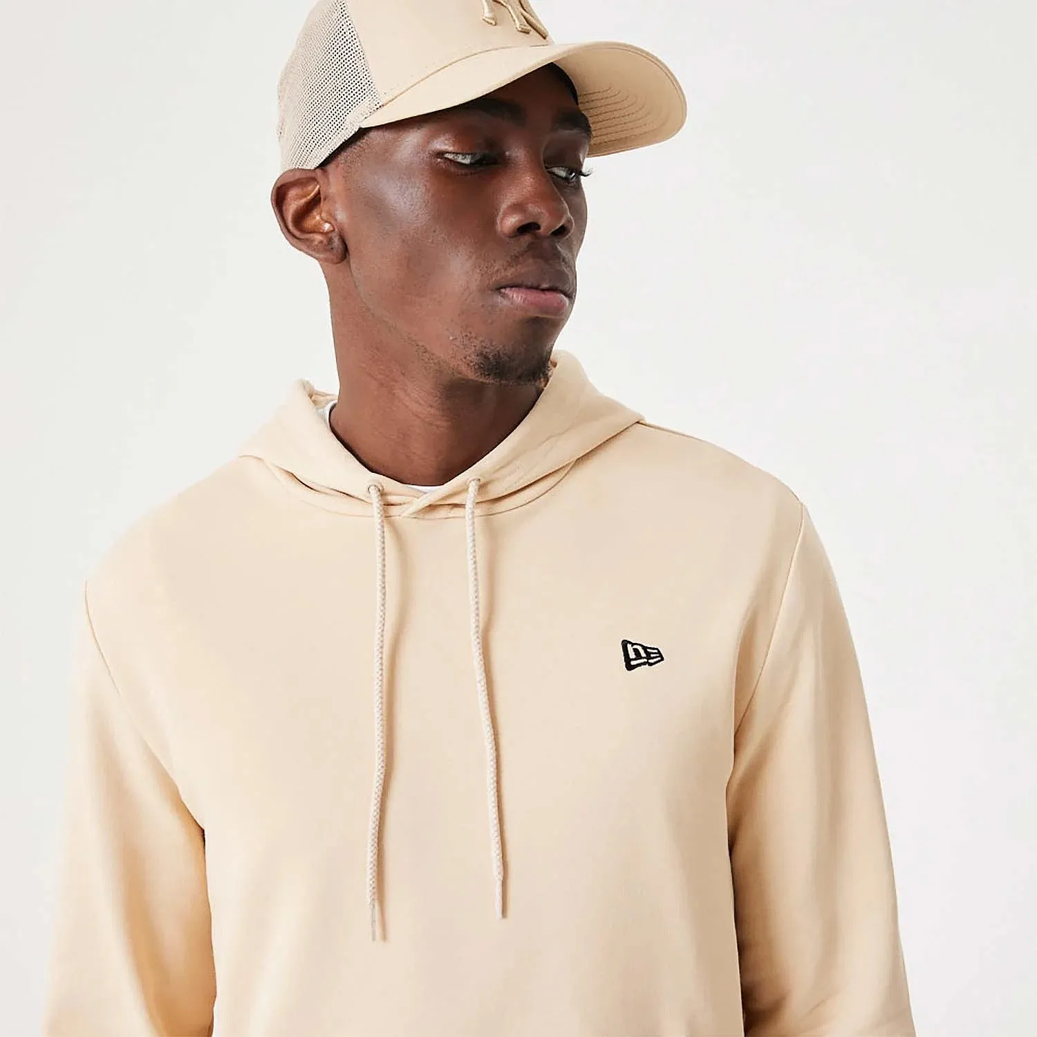 sudadera New Era Essentials Hoody Branded - Oatmeal/Black