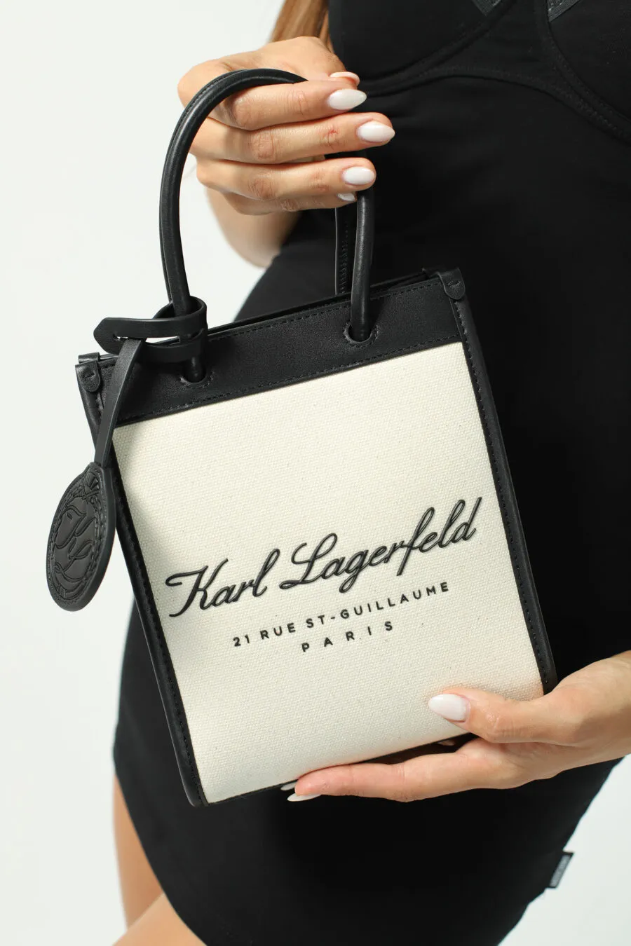 Tote bag blanco con negro y logo 