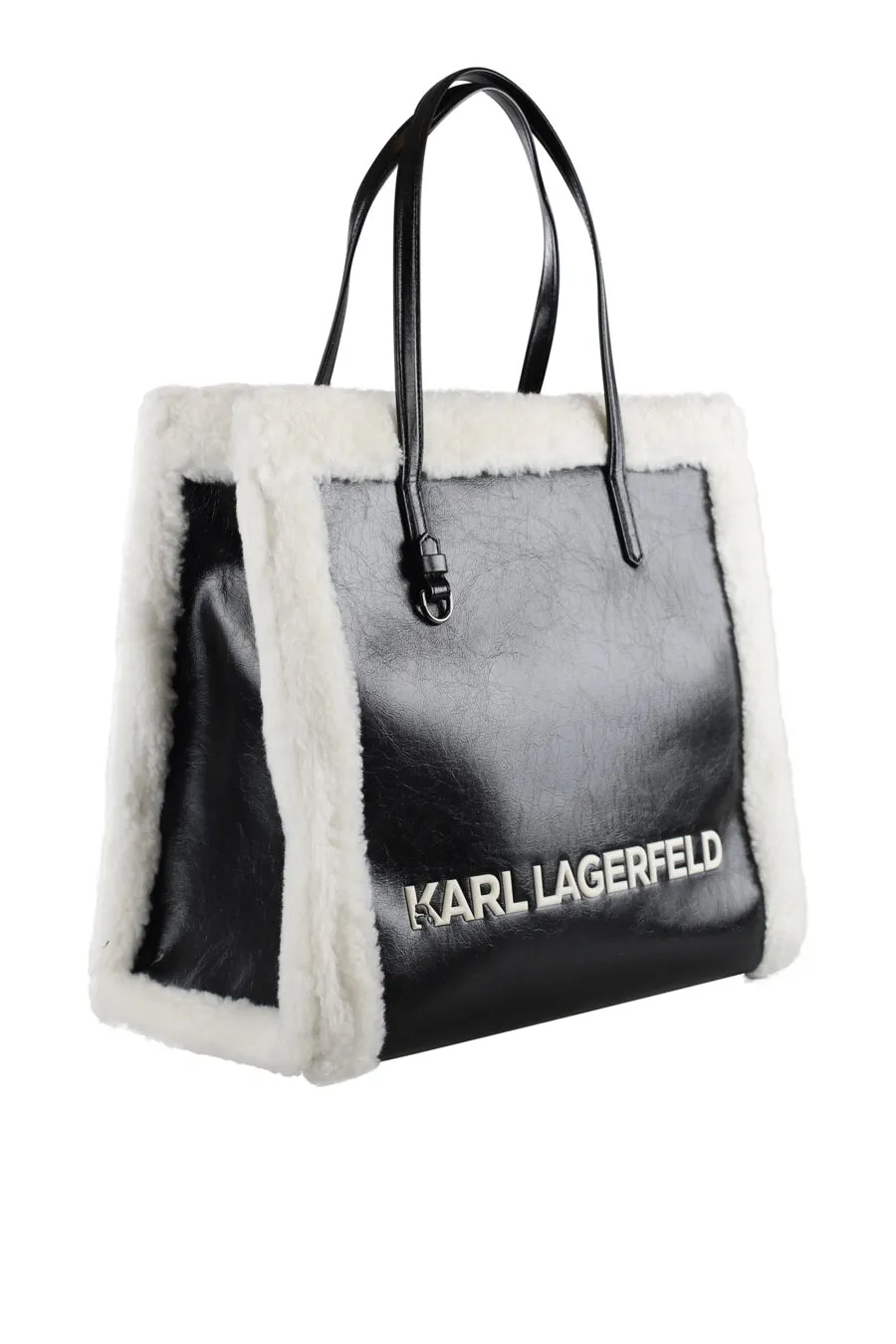 Tote bag negra con bordes blancos de felpa y logo