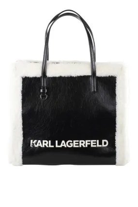 Tote bag negra con bordes blancos de felpa y logo