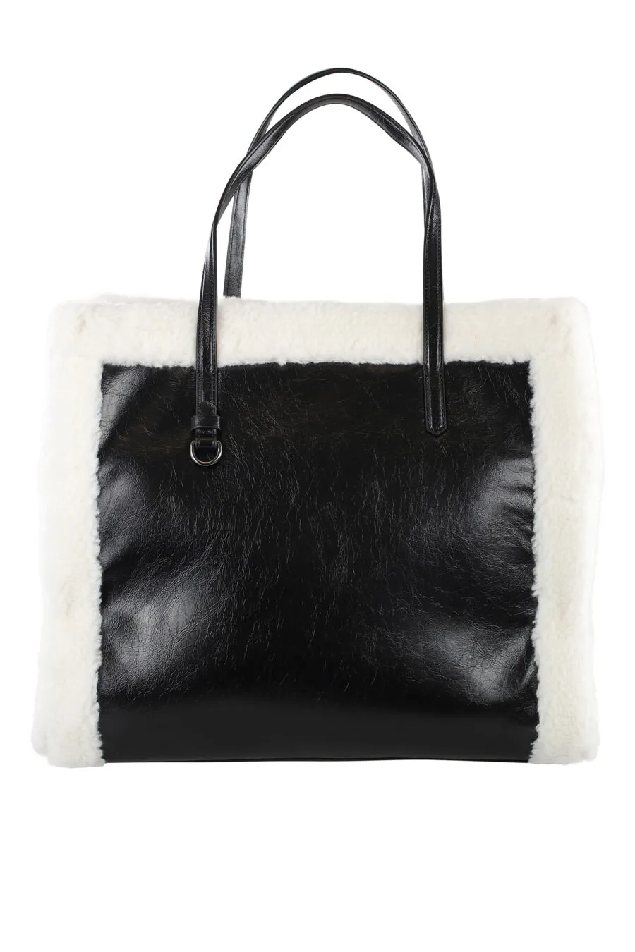 Tote bag negra con bordes blancos de felpa y logo