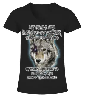 Wolf Scars are badges of honor Camiseta cuello pico Mujer